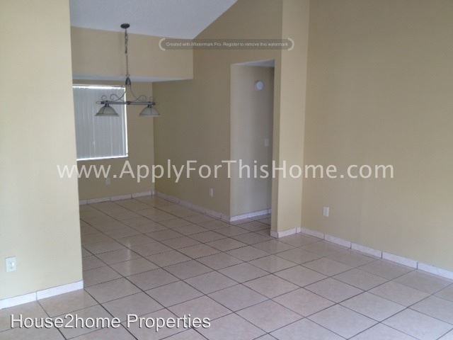 10202 Bonnie Bay Ct - Photo 2 of 14