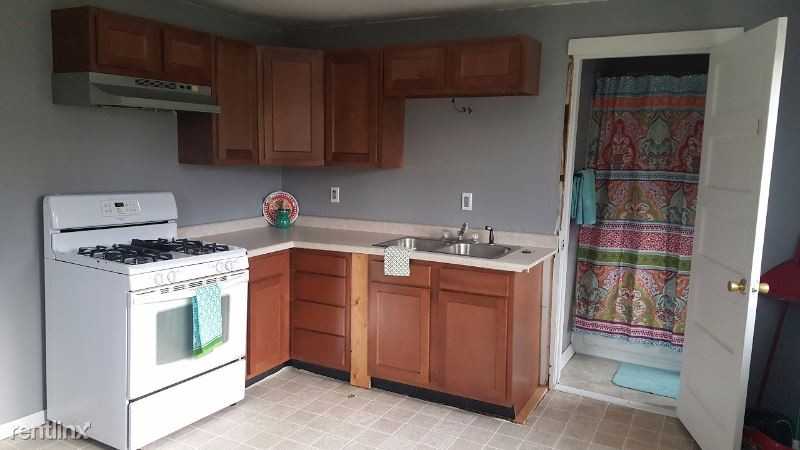 110 S College St - Photo 2 of 9