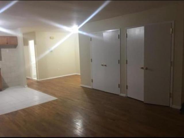 445 Effingham Ave - Photo 2 of 6