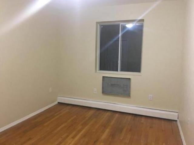 445 Effingham Ave - Photo 3 of 6