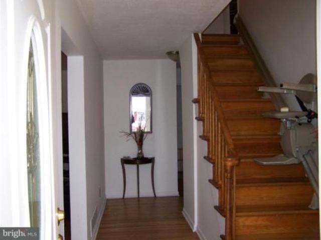 989 Carvel Dr - Photo 3 of 6