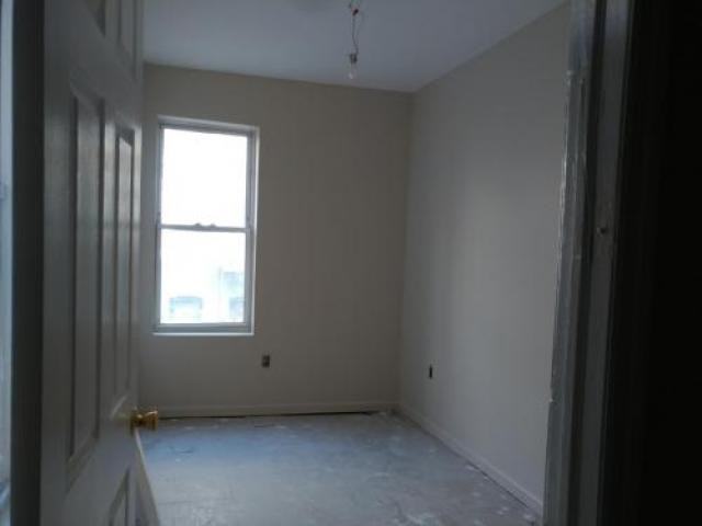 652 Hunts Point Ave - Photo 3 of 6