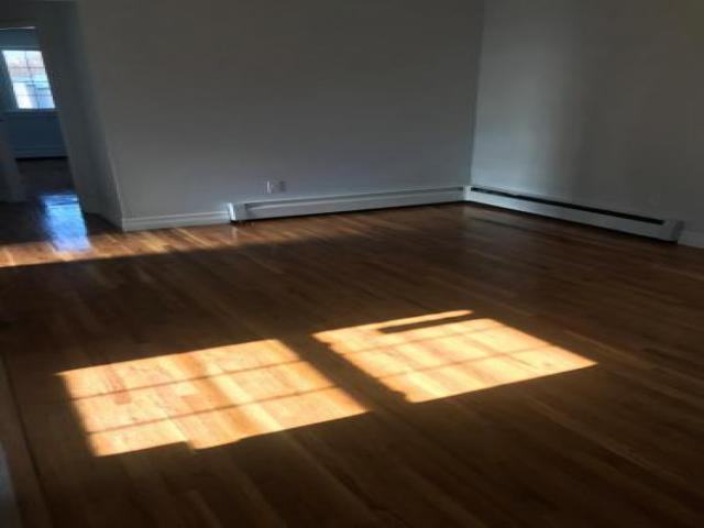 1023 Throgmorton Ave - Photo 2 of 6
