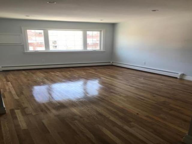 1023 Throgmorton Ave - Photo 3 of 6