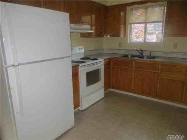 745 Scranton Ave - Photo 3 of 6