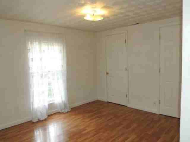 853 W 44th St - Photo 2 of 6