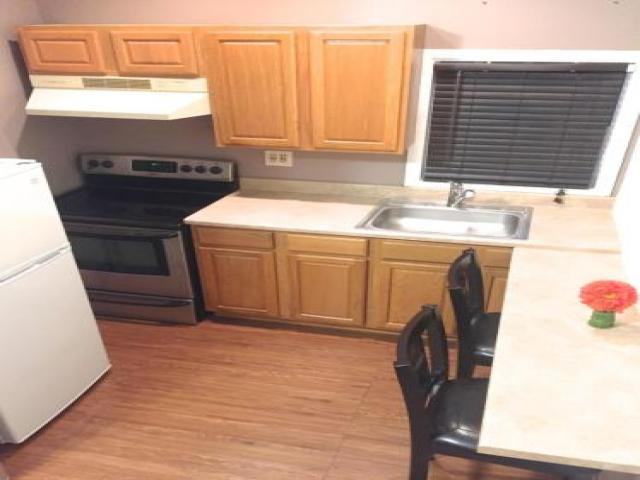 884 Stanley St - Photo 2 of 6