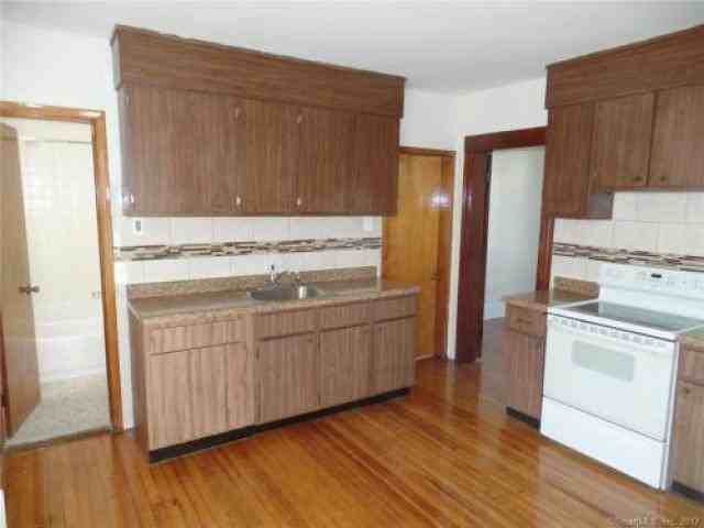 131 Kent Ave - Photo 3 of 6