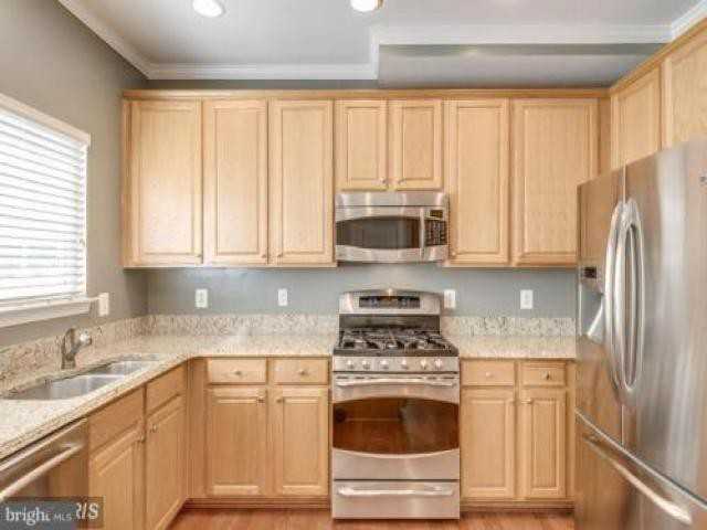 21440 Humbolt Square - Photo 2 of 6