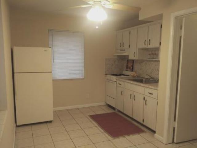 820 NE 10th St - Photo 2 of 5