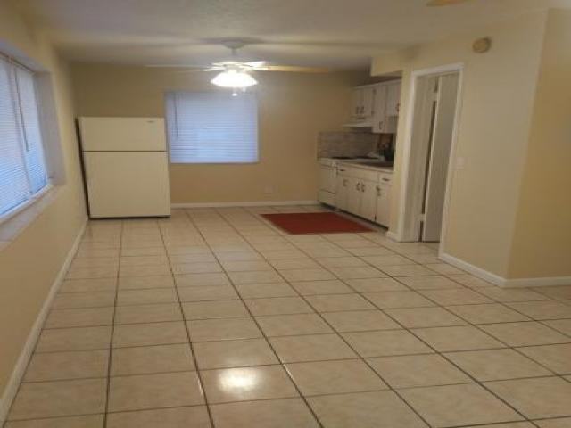 820 NE 10th St - Photo 3 of 5