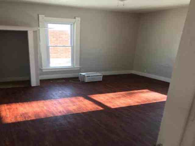 119 E Brown St - Photo 3 of 6