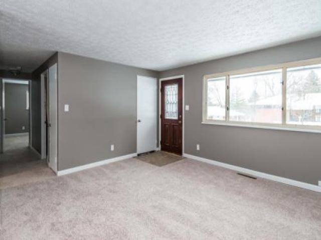 621 Upland Dr - Photo 3 of 6