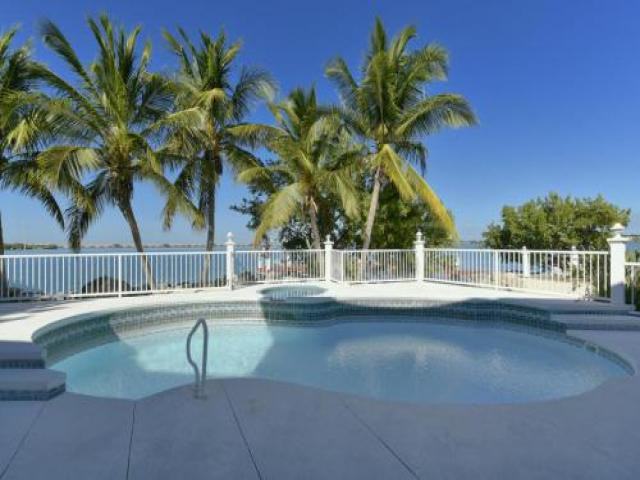 437 Harbour Dr - Photo 3 of 6