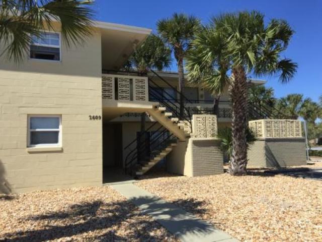 2609 N Oleander Ave - Photo 2 of 6