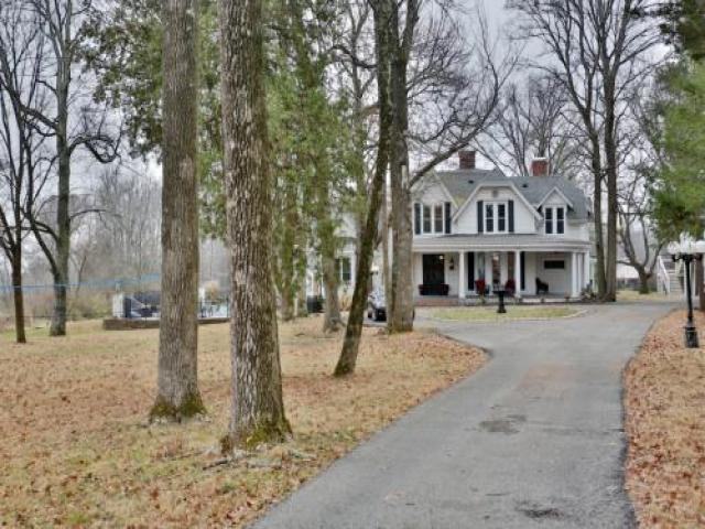 320 Maple Ave - Photo 2 of 6