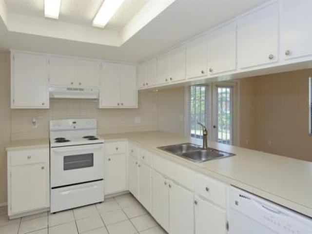 4450 Summerlake Dr - Photo 3 of 6