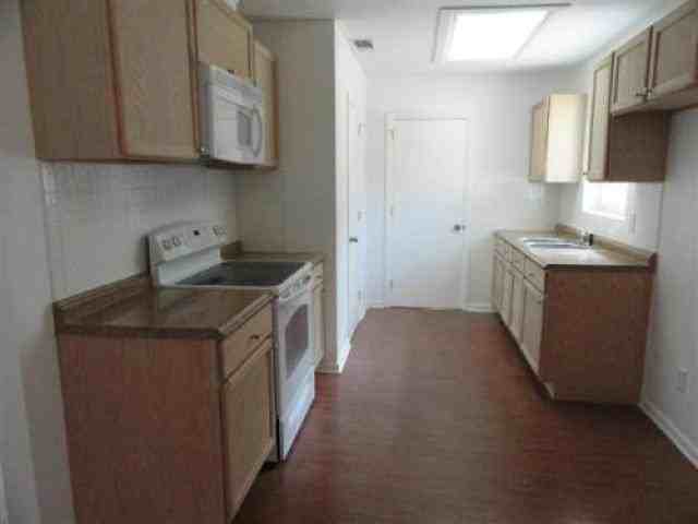 806 Essex Dr - Photo 2 of 6