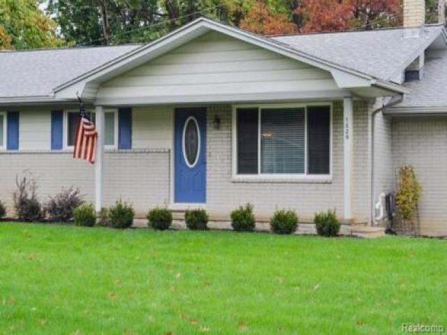 1529 Kingsway Dr - Photo 2 of 6