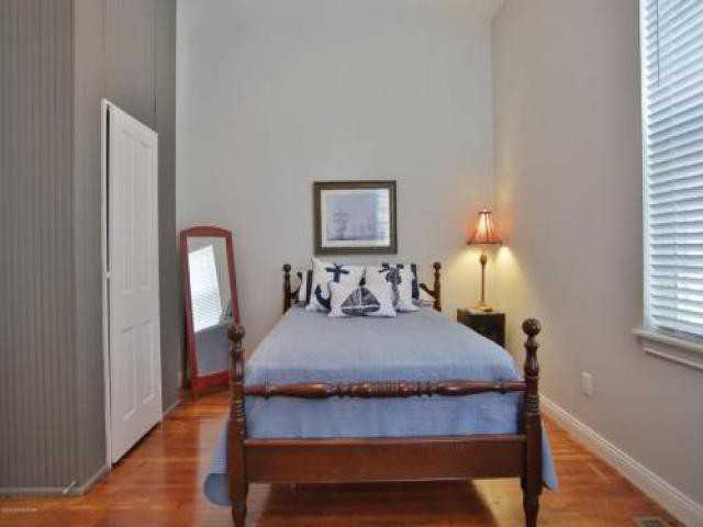 1427 Texas Ave - Photo 2 of 6