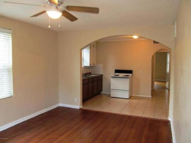 2142 College St - Photo 2 of 6