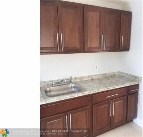 1416 W 31st St - Photo 3 of 6