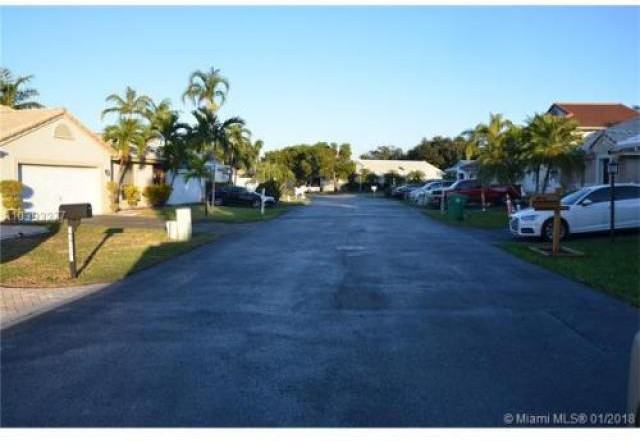 15061 Durham Ln - Photo 3 of 6