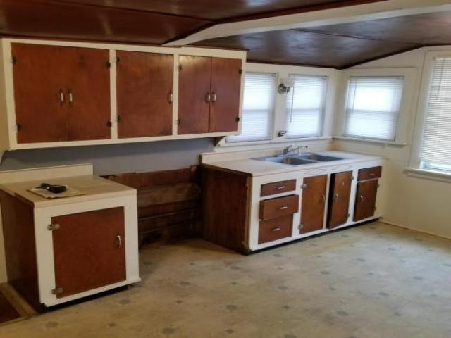 410 E Railroad St - Photo 2 of 5