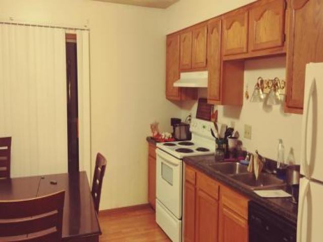 922 E College St - Photo 3 of 5