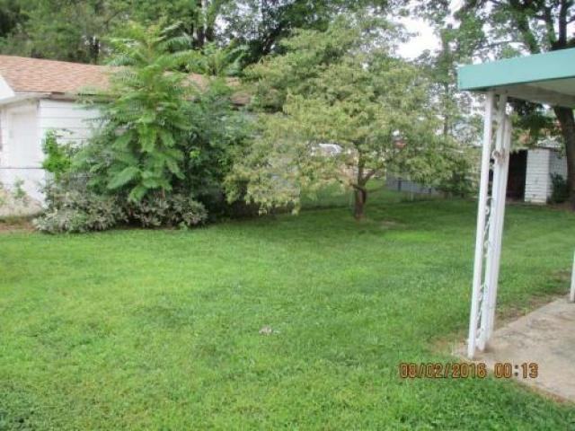 704 E Division Ave - Photo 2 of 6