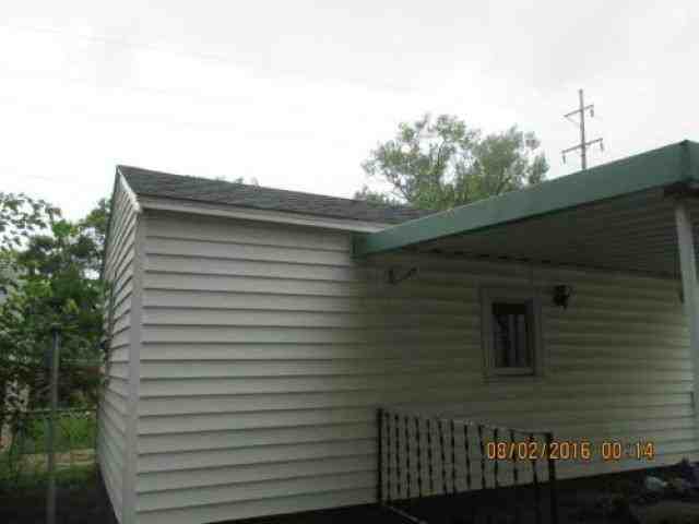 704 E Division Ave - Photo 3 of 6