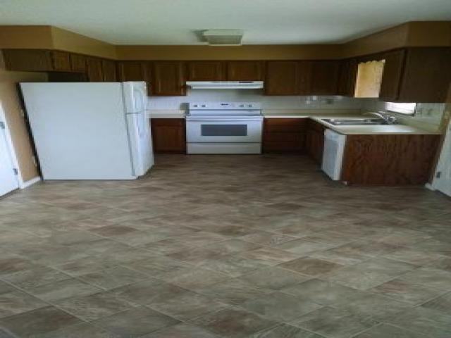 720 S White Oak Rd - Photo 3 of 6