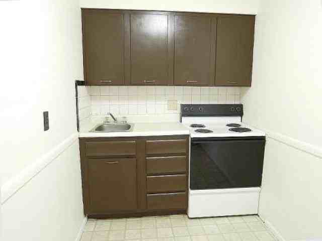 420 W Edwards St - Photo 3 of 4