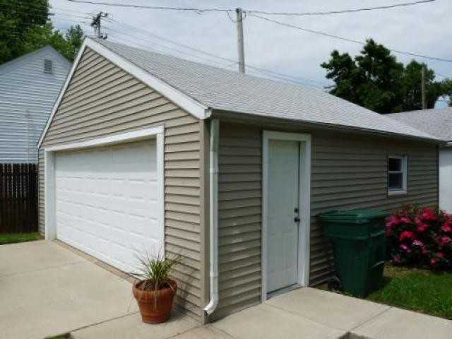 921 Booth Ave - Photo 3 of 6