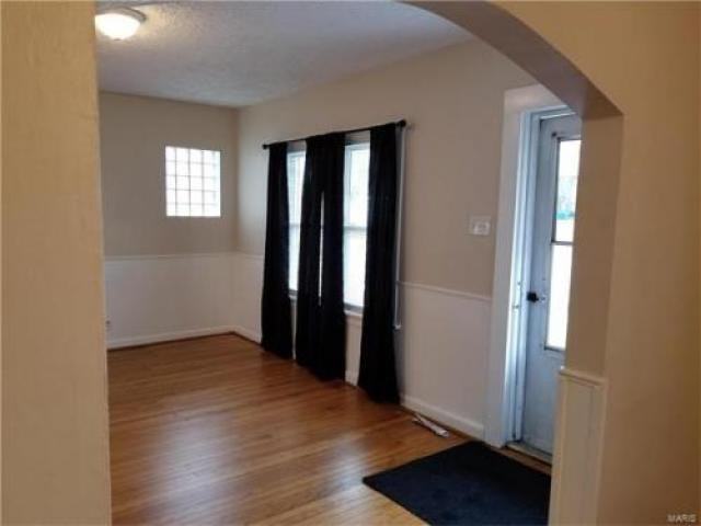 9221 Delphine Ave - Photo 3 of 6