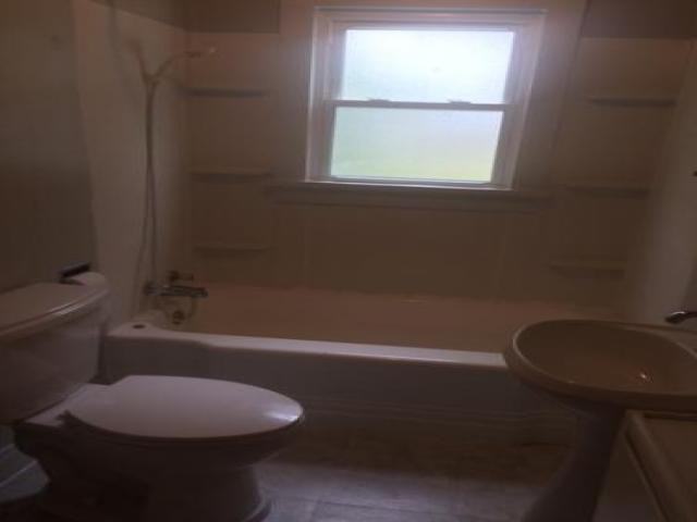 2418 College St - Photo 3 of 5