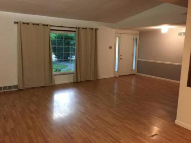 1580 N Woodlawn Ave - Photo 2 of 6