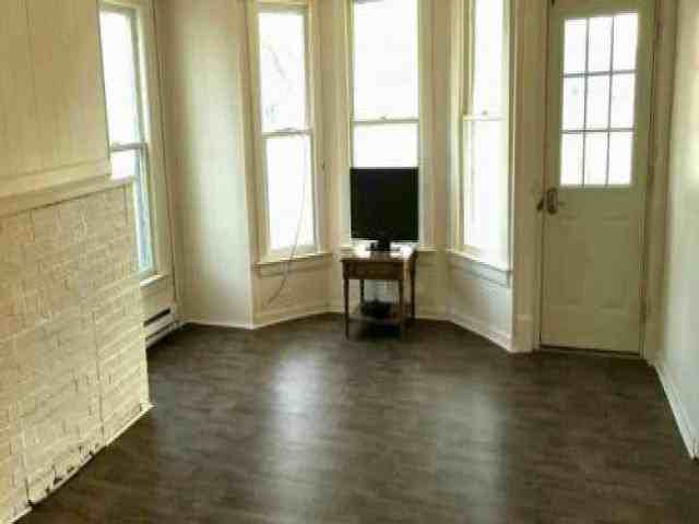 414 E Walnut St - Photo 3 of 4