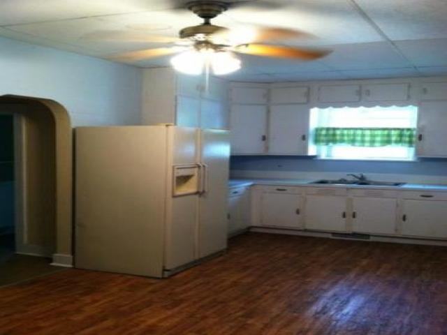 215 W 7th St - Photo 2 of 6