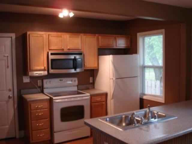 840 W 12th St - Photo 2 of 6