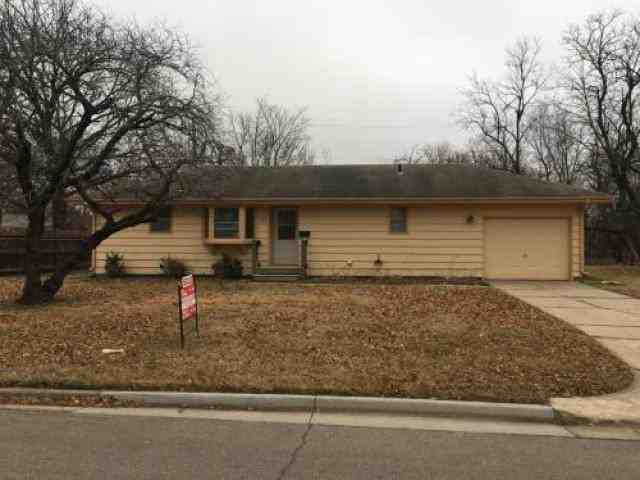 423 W 3rd St - Photo 2 of 3