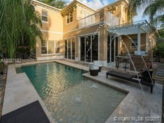 733 Spruce Way - Photo 3 of 8