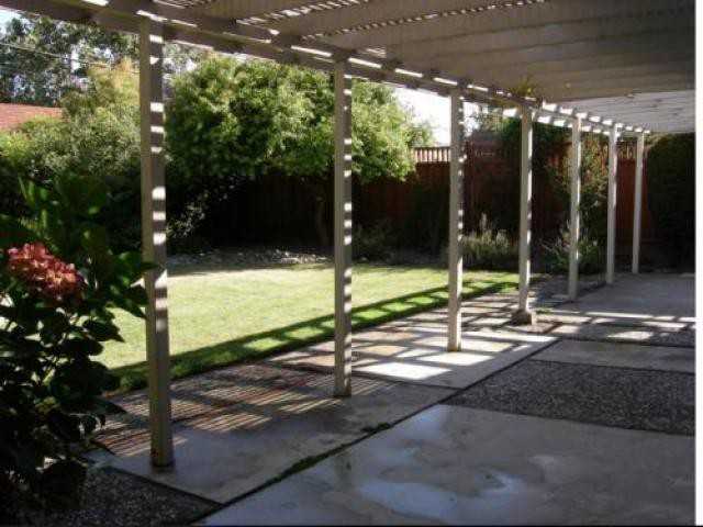 2425 Whitethorne Dr - Photo 2 of 6