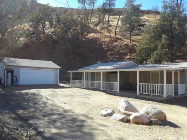 2518 Commercial Ave - Photo 2 of 6