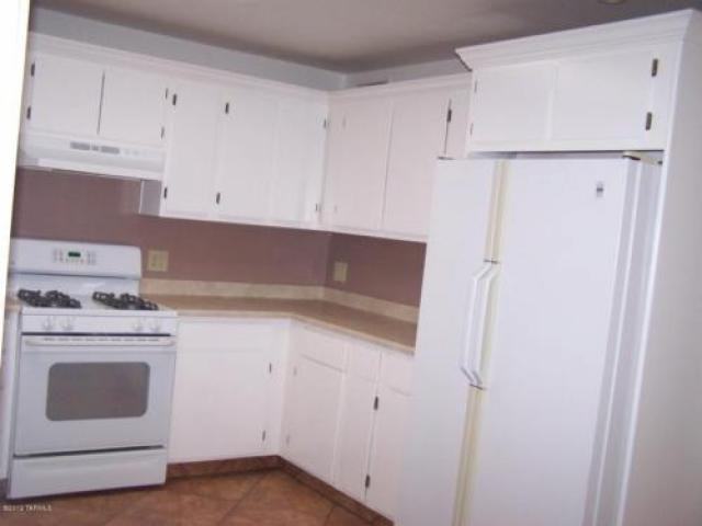 970 W Walnut St - Photo 3 of 6