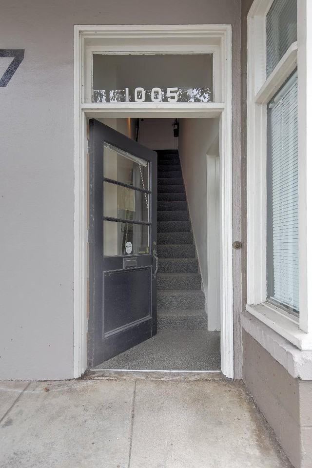 1005 California Dr - Photo 2 of 15