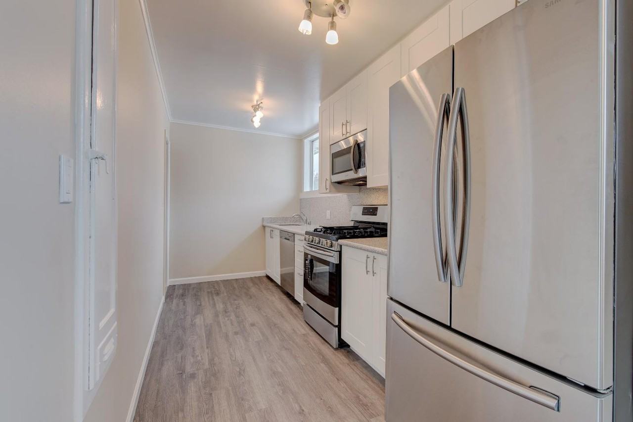 1005 California Dr - Photo 3 of 15