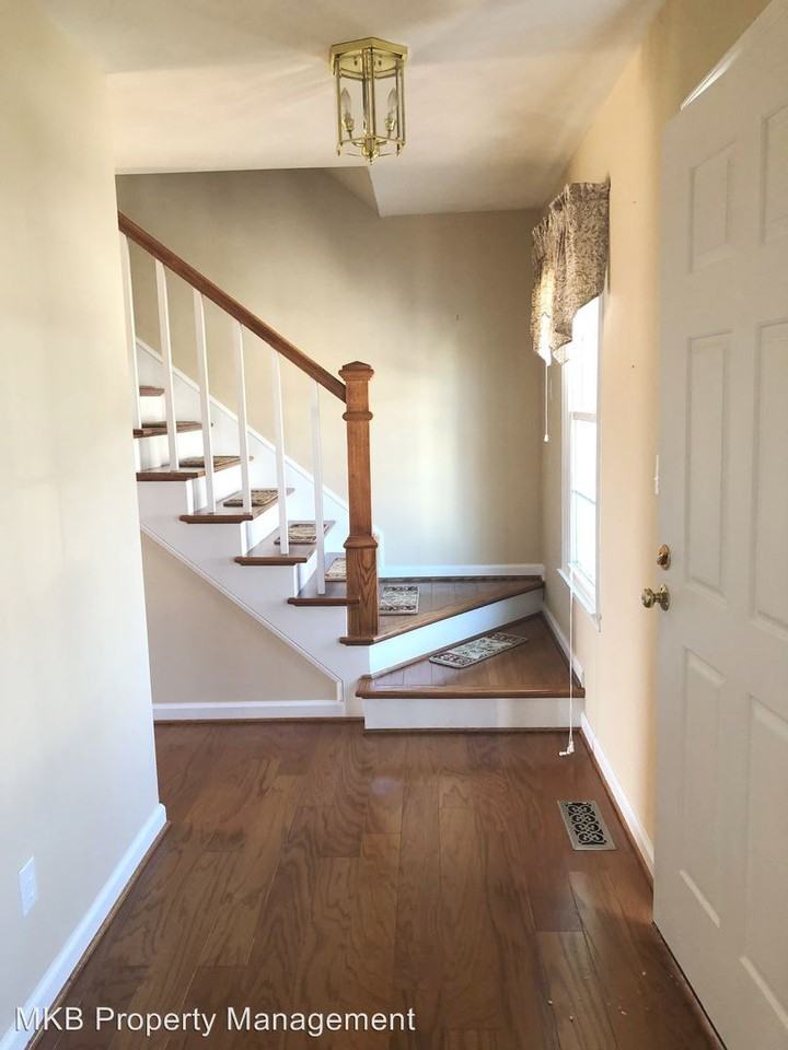 6223 Creekview Ct - Photo 2 of 21