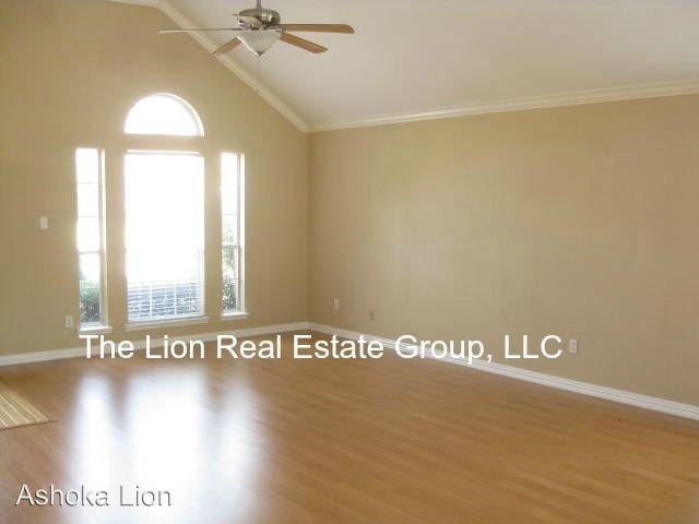 1529 Bastrop Dr - Photo 3 of 16