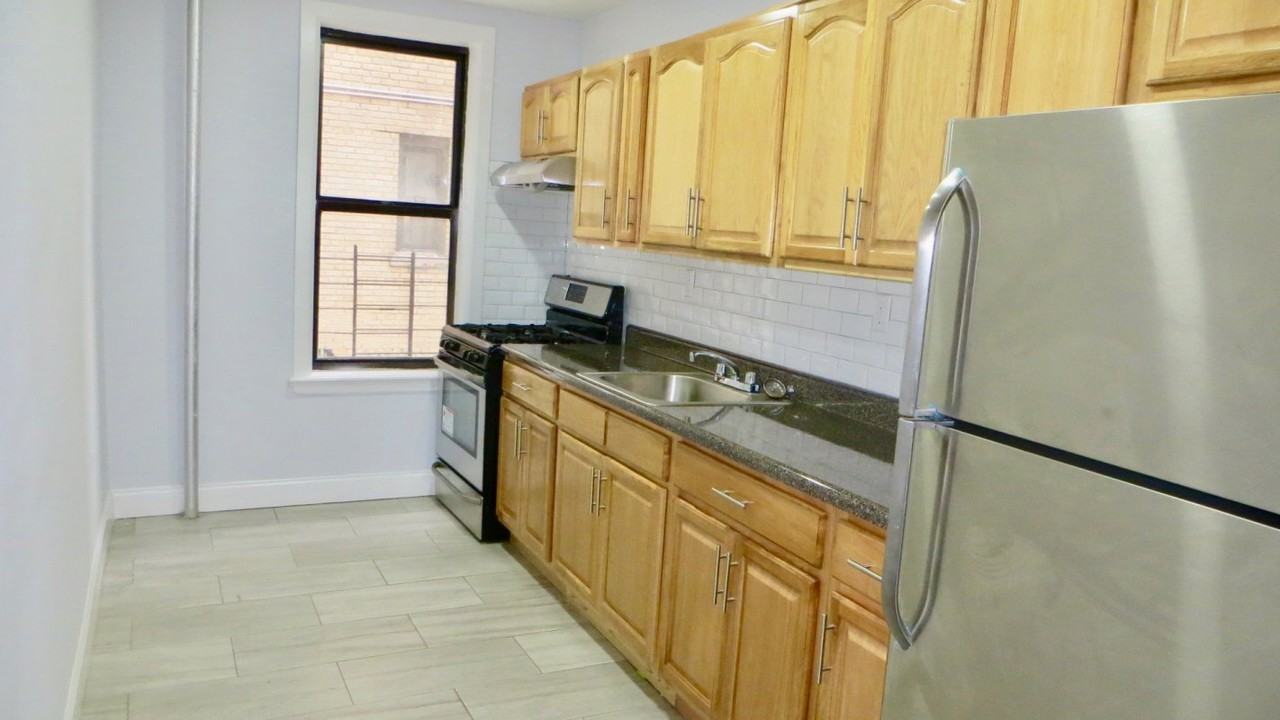 1182 Lebanon St - Photo 2 of 10